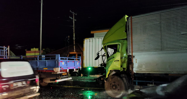 Salah siji trek sing ditabrak daning trek sinh mlayu. (Foto Setyadi)