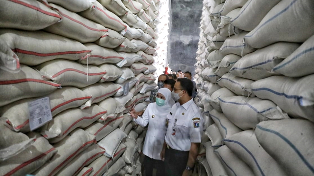 Gubernur DKI Jakarta Anies Baswedan berbincang dengan Gubernur Jawa Timur Khofifah Indar Parawansa saat melakukan kunjungan di Kabupaten Ngawi. Foto: PPID DKI Jakarta