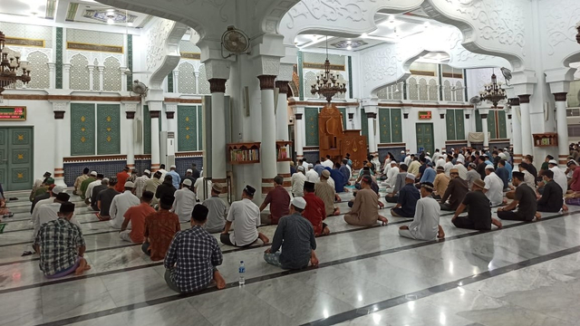 Jemaah salat Tarawih Ramadhan 1442 Hijriah di Masjid Raya Baiturrahman, Banda Aceh, menerapkan saf berjarak di tengah pandemi COVID-19. Foto: Husaini Ende/acehkini