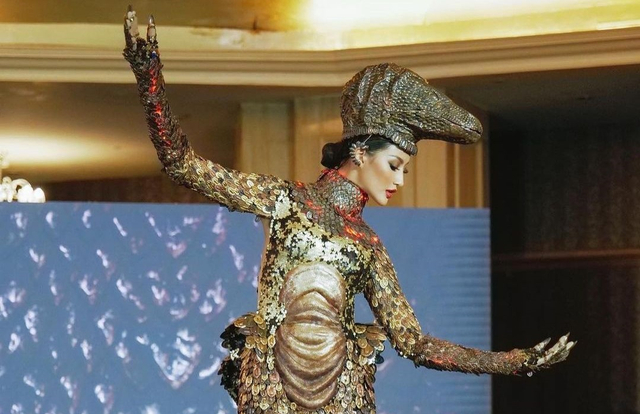 Melihat Detail Gaun Komodo Ayu Maulida untuk Tampil di Miss Universe 2020. Foto: dok. Instagram @ayumaulida97