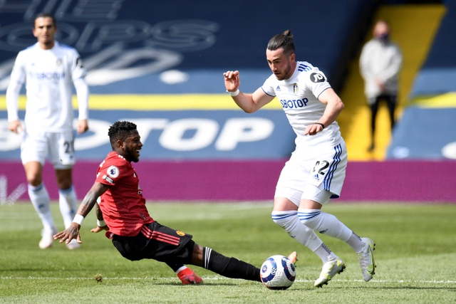 Pemain Manchester United Fred berebut bola dengan pemain Leeds United pada pertandingan lanjutan Premier League di Elland Road, Leeds, Inggris. Foto: Peter Powell/Pool/REUTERS