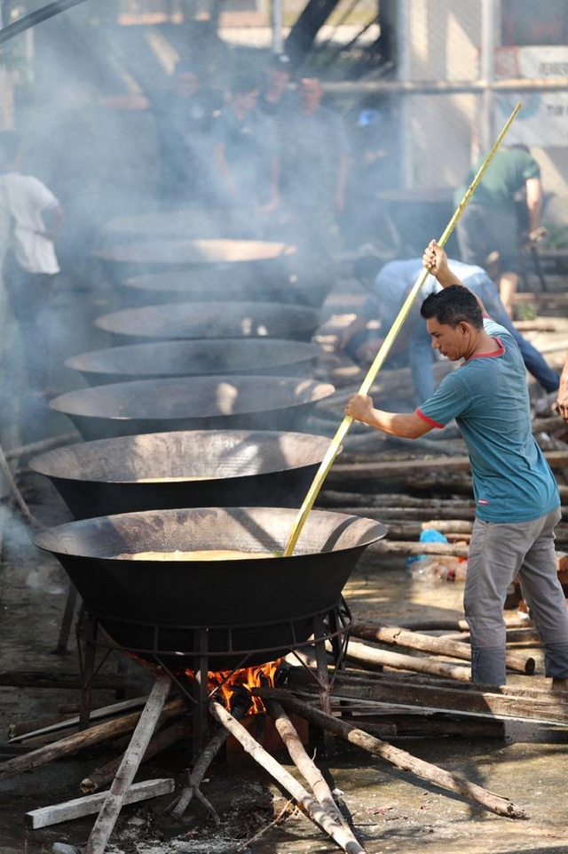 Memasak kuah beulangong di Gampong Ilie, Banda Aceh. Foto: Suparta/acehkini