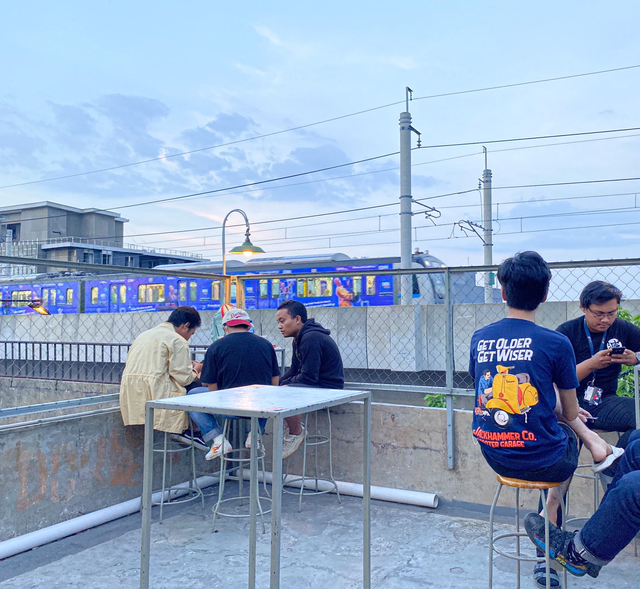 Tokonoma: Menikmati Kopi dengan pemandangan MRT. (Foto: Syaharani Putri)