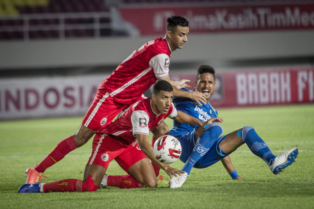 Pemain Persib Bandung Wander Luis (kanan) berebut bola dengan dua pemain Persija Jakarta Yann Motta (kedua kiri) dan Otavio Dutra (kiri) pada pertandingan leg dua Final Piala Menpora di Stadion Manahan, Solo, Jawa Tengah, Minggu (25/4). Foto: Mohammad Ayudha/ANTARA FOTO