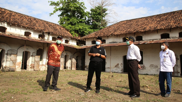 Menko PMK Muhadjir Effendy tinjau bekas Rumah Tahanan Militer (RTM) Madiun yang akan dijadikan lokasi isolasi pemudik. Foto: Kemenko PMK