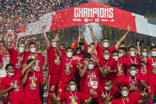 Pemain Persija mengangkat trofi Piala Menpora usai mengalahkan Persib pada pertandingan leg dua final Piala Menpora di Stadion Manahan, Solo, Jawa Tengah, Minggu (25/4/2021). Foto: Mohammad Ayudha/ANTARA FOTO
