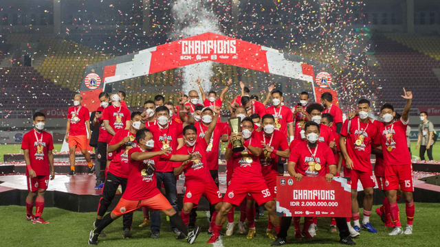 Pemain Persija mengangkat trofi Piala Menpora usai mengalahkan Persib pada pertandingan leg dua final Piala Menpora di Stadion Manahan, Solo, Jawa Tengah, Minggu (25/4/2021).  Foto: Mohammad Ayudha/ANTARA FOTO