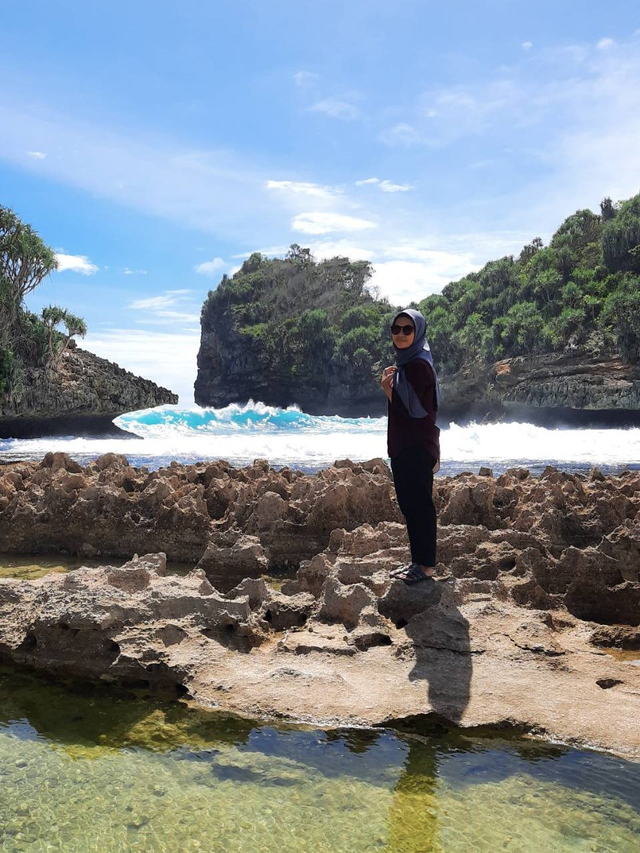 Pantai Batu Bengkung dengan kolam kecil air asin alaminya (Sumber: Dokumentasi Pribadi Penulis)