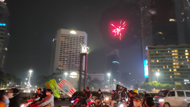 Unggahan di Twitter @ASDhiyono93, Jak Mania merayakan kemenangan Persija di kawasan Bundaran HI, Jakarta. Foto: Twitter @ASDhiyono93