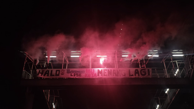 Unggahan di Twitter @Iamyudaaa, Jakmania merayakan kemenangan Persija. Foto: Twitter @Iamyudaaa