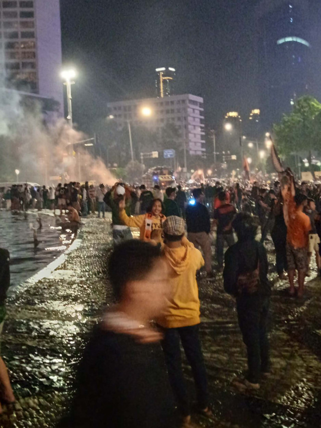 Unggahan di Twitter @bagaspratamaj, Jak Mania merayakan kemenangan Persija di kawasan Bundaran HI, Jakarta. Foto: Twitter @bagaspratamaj
