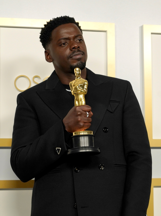 Daniel Kaluuya, pemenang penghargaan untuk aktor terbaik dalam peran pendukung untuk "Judas and the Black Messiah" di Oscar di Los Angeles, California, AS, Minggu (25/4/2021).  Foto: Chris Pizzello/Pool via REUTERS