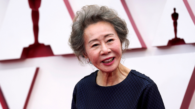 Youn Yuh-jung tiba di Academy Awards ke-93, di Union Station, di Los Angeles, AS, Minggu (25/4). Foto: Chris Pizzello/Pool via Reuters