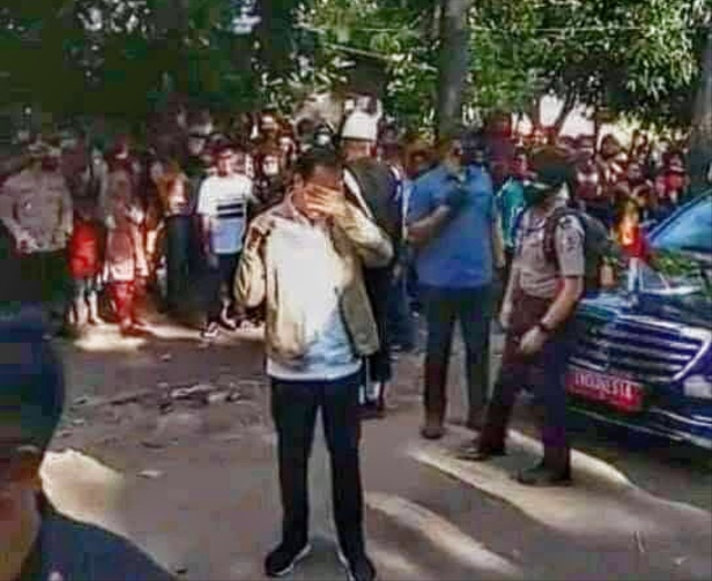 Presiden Jokowi menangis saat mengungjungi lokasi bencana di Desa Nelelamadike, Jumat (9/4) lalu. Foto: istimewa.