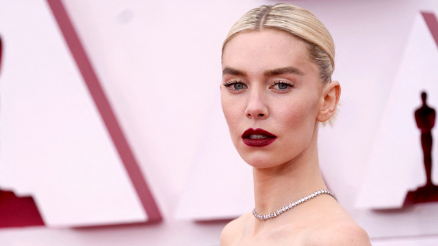 Vanessa Kirby pada Oscar 2021, di Union Station di Los Angeles, Minggu (25/4). Foto: Chris Pizzello/POOL/AFP
