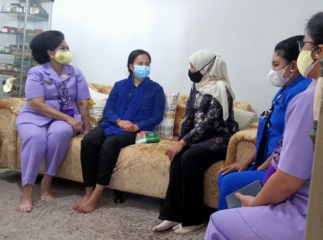 Dengan berderai air mata, istri mendiang Kolonel Harry, Winny Widayanti (baju biru tua) menyambut kedatangan Gubernur Khofifah Indar Parawansa dan istri Panglima TNI Nanny Hadi Tjahjanto. Foto-foto: Masruroh/Basra