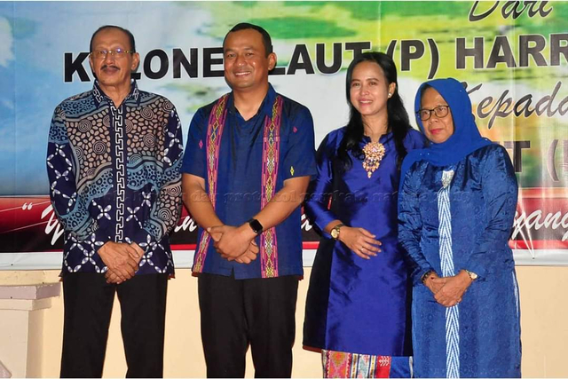 Bupati Natuna, Hamid Rizal dan istri berfoto bersama Kolonel Harry Setiawan dan istri saat pisah sambut Danlanal Ranai. Foto: Istimewa