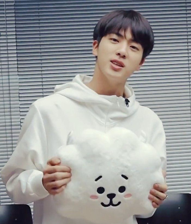 Jin BTS Bersama RJ BT21 Foto: Twitter/ @lelebtslove