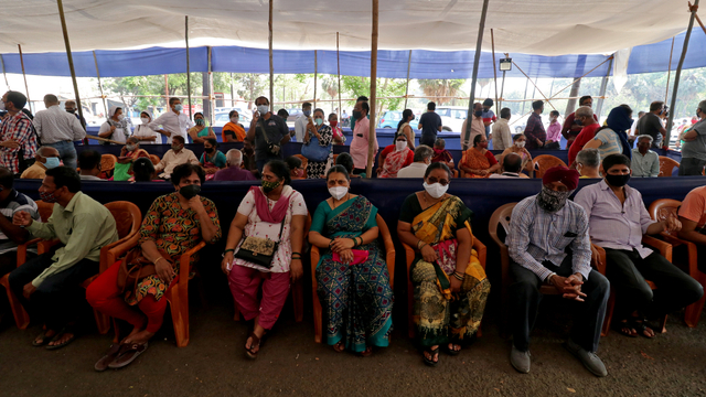 Ratusan warga Mumbai, India mengantre untuk mendapatkan vaksin COVID-19. Foto: Niharika Kulkarni/Reuters