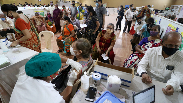 Ratusan warga Mumbai, India mengantre untuk mendapatkan vaksin COVID-19. Foto: Niharika Kulkarni/Reuters