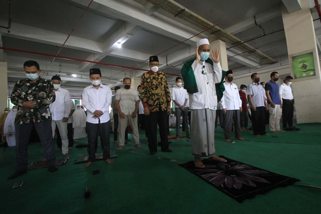 Umat Islam melaksanakan shalat ghaib dan doa bersama di Gedung Universitas Nahdlatul Ulama Surabaya (Unusa) di Surabaya, Jawa Timur, Senin (26/4/2021). Foto: Moch Asim/ANTARA FOTO