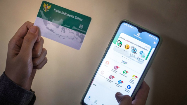 Warga mencari informasi tentang keaktifan keanggotaan BPJS Kesehatan melalui aplikasi Mobile JKN di Jakarta. Foto: Aprillio Akbar/ANTARA FOTO