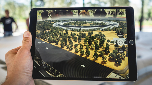 Augmented Reality. Gambar: Patrick Schneider on Unsplash