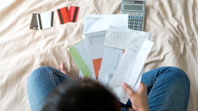 Ilustrasi membayar berbagai macam cicilan. Foto: Shutter Stock