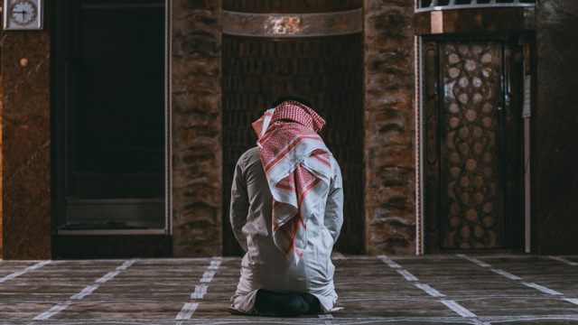 Ilustrasi beribadah di malam lailatul qadar. Foto: Shutter Stock
