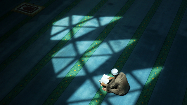 Ilustrasi beribadah saat Isra Miraj. Foto: Shutter Stock