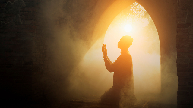Ilustrasi beribadah di malam lailatul qadar. Foto: Shutter Stock
