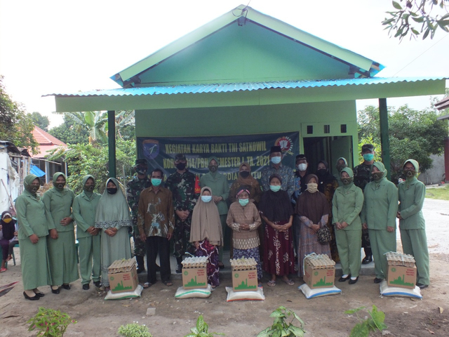 Foto bersama usai memberikan bantuan sembako kepada yang membutuhkan. Foto: IST