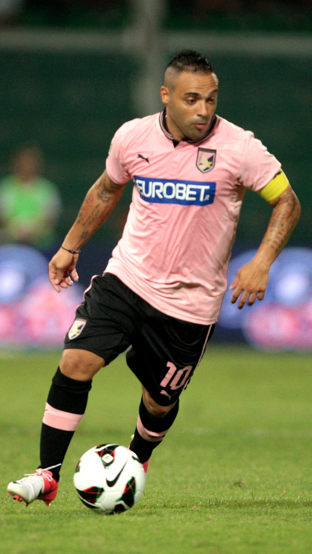 Fabrizio Miccoli, eks pemain Juventus. Foto: MARCELLO PATERNOSTRO/AFP