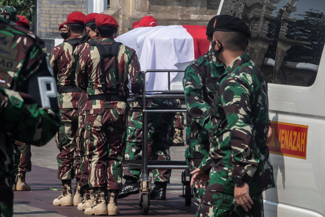 Sejumlah prajurit Kopassus bersiap mengusung jenazah Kepala BIN Daerah (Kabinda) Papua Mayjen Anumerta I Gusti Putu Danny Karya Nugraha untuk dimakamkan di Taman Makam Pahlawan Kalibata, Jakarta, Selasa (27/4).  Foto: Muhammad Adimaja/ANTARA FOTO