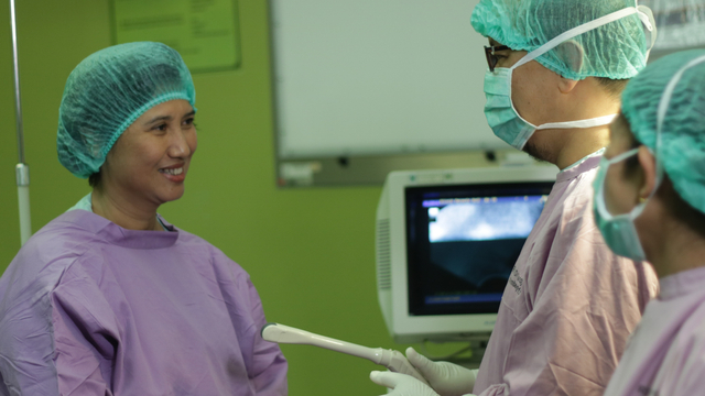 Seorang ibu yang mengikuti program bayi tabung sedang bercakap dengan dokter ahli bayi tabung. Foto: Dokumen Klinik Permata Hati RSUP Dr. Sardjito