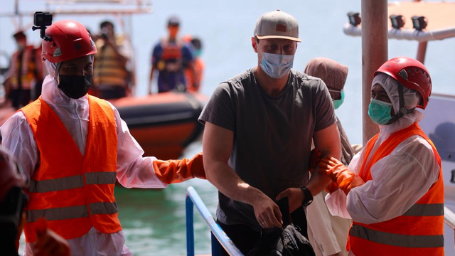 ABK Kapal Tanker MT Hulda Mearsk yang sakit dalam pelayaran rute Port Klang Malaysia-Terusan Suez dievakuasi petugas SAR Banda Aceh yang memakai APD ke RSUDZA, Selasa (27/4). Foto: Suparta/acehkini 