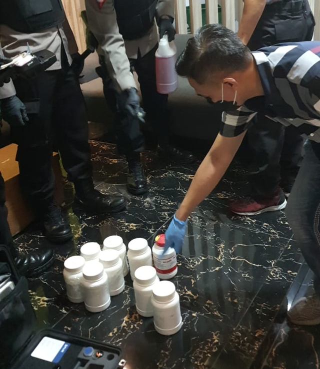 Barang bukti serbuk mencurigakan disita Densus 88 dari Markas FPI di Petamburan. Foto: Dok. Istimewa