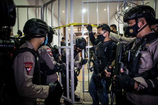Personel kepolisian bersenjata berjaga saat tim Densus 88 Antiteror melakukan penggeledahan di bekas markas Front Pembela Islam (FPI), Petamburan, Jakarta, Selasa (27/4).  Foto: Aprillio Akbar/ANTARA FOTO