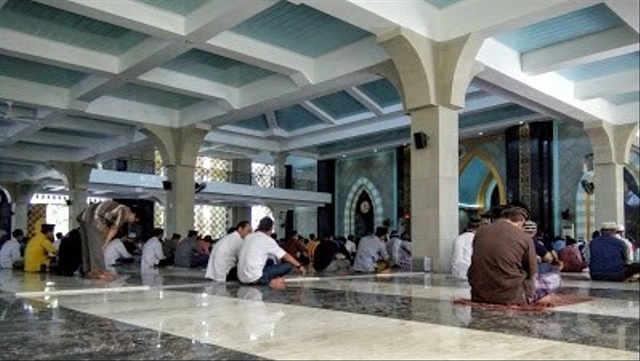 Jemaah di Masjid Agung Syuhada Polewali Mandar, Sulawesi Barat. Foto: Dok. Istimewa