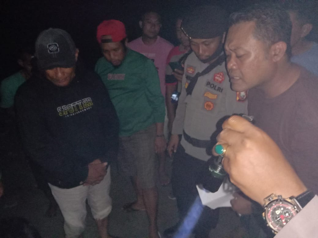 Ketua Tim pasangan calon FM-Mantap saat diamankan petugas di Pos Pengamanan Desa Supu, Halmahera Utara. Foto: Istimewa