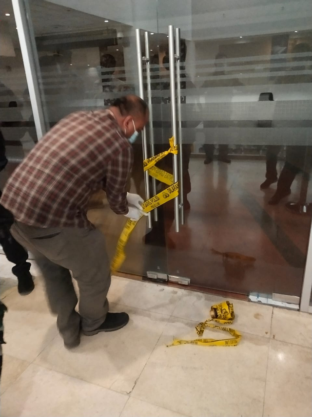 Polisi melakukan penggerebekan pelayanan antigen di Bandara Kualanamu, Medan,
 Foto: Dok. Istimewa