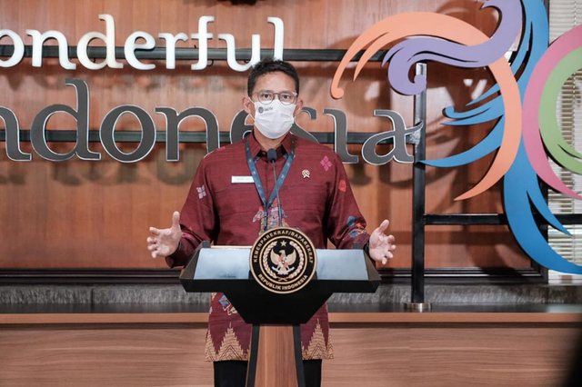 Menparekraf Sandiaga Uno memberikan keterangan resmi saat Weekly Press Briefing, di Gedung Sapta Pesona, Jakarta, Selasa (27/4). Foto: Dok. Kemenparekraf