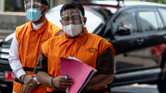 Wali Kota Tanjung Balai nonaktif M Syahrial (kanan) bersiap menjalani pemeriksaan di Gedung KPK, Jakarta, Selasa (27/4/2021). Foto: M Risyal Hidayat/ANTARA FOTO