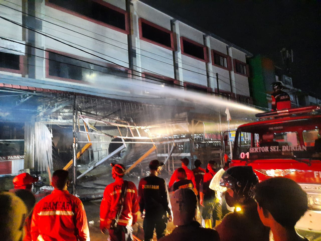 Kebakaran di Jalan Adi Sucipto Komplek Pasar Inpres Sintang. Foto: Yus Rizal/Hi!Pontianak