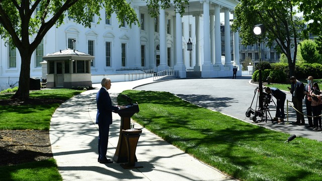 Presiden AS Joe Biden berbicara tentang panduan CDC terbaru di depan Gedung Putih di Washington, DC, Selasa (27/4). Foto: Brendan Smialowski/AFP