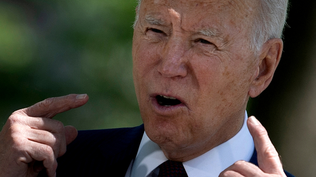 Presiden AS Joe Biden berbicara tentang panduan CDC terbaru di depan Gedung Putih di Washington, DC, Selasa (27/4). Foto: Brendan Smialowski/AFP