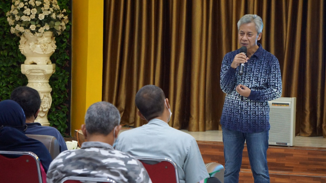 Asisten Daerah II Kabupaten Indramayu, Maman Kostaman saat sosialisasi kepada warga yang akan mendapatkan biaya perbaikan pasca insiden kebakaran di tangki kilang Pertamina RU VI Balongan. (Tomi Indra)