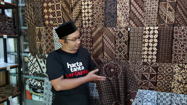 Perajin sarung batik asal Solo, Irfan Nurudin memperlihatkan produk dengan motif gurda
