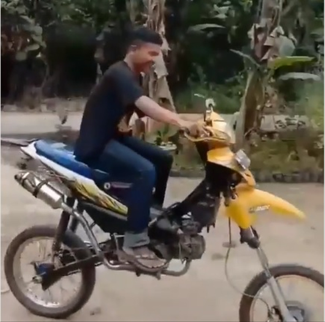 Sepeda motor dimodifikasi jadi tinggi. Foto: @bikerhits/Instagram