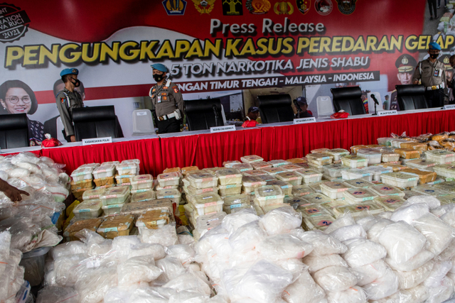 Sejumlah polisi berdiri di depan barang bukti sabu saat gelar kasus jaringan internasional di Lapangan Bhayangkara Mabes Polri, Jakarta, Rabu (28/4).  Foto: M Risyal Hidayat/ANTARA FOTO